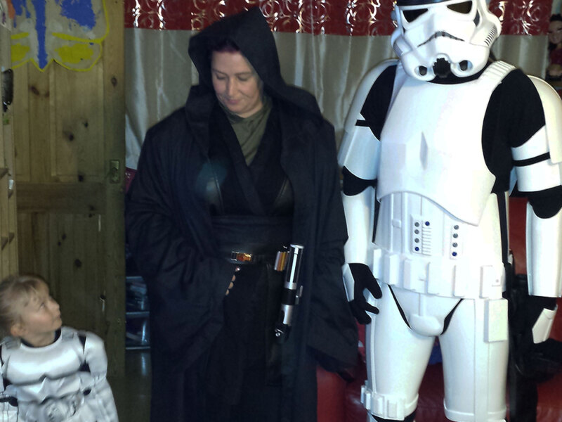 Stormtrooper Armour and Sith Anakin Costume Review from Lee and Pip